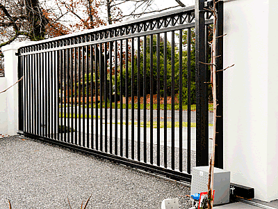 Urbino automatic sliding gate has bars with crosses, and a BFT Deimos automatic gate motor.