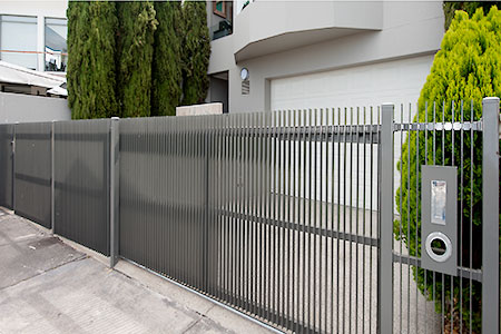 50x5mm steel blades powder-coated Black with automatic driveway gate and BFT Deimos automatic gate motor.